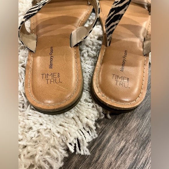 Time and Tru Memory Foam Zebra and Cheetah Sandals Size 8 - Picture 3 of 4